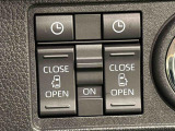 両側パワースライドドアウェルカムオープン機能 降車時にスイッチで予約しておけば、乗車時に電子カードキーを持ってクルマに近づくだけでパワースライドドアが自動でオープン♪