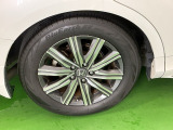 純正アルミホイールです。足元が引き立つので、車全体のイメージがアップしますよ!