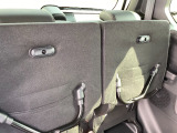 チップアップした座面の裏側には、荷物を引っ掛けておけるフックが付いています。これ、使っている人意外と少ないんですが、買い物袋など床やシートに置いておくと転がってしまうような荷物の時には大変便利です♪