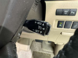 クルーズコントロール機能が付いています。 速度を設定するとアクセルを踏まなくても一定の速度で走ることができます。  高速道路ではとても便利な装置なんです。