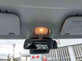 ルームランプはドアの開閉と連動しています。