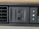 【USBポート】USBポートも装備されています!スマートフォンのオーディオに連携も可能です。今や欠かせない装備の一つです!そして、充電用は急速充電に対応しているtype-Cとなっています♪