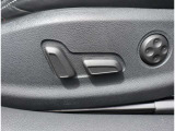 Audi正規ディーラーが高品質をお約束。高度な訓練・教育を受けたAudi専任メカニックが、100項目にもおよぶ精密な点検を実施。すべてクリアしたAudi車だけ、あなたのお手元に届けられるのです