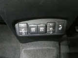 シートヒーターが運転席だけでなく助手席側にも付いています 運転者と別のスイッチなので、助手席側だけ温めることもできます 助手席の方にも優しく嬉しい装備です