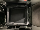 助手席シート座面には持ち運び可能な収納BOX付!