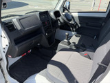 視界を確保しやすい設計で、安全運転をサポートします。運転しやすい環境を提供し、快適なドライブを演出します。