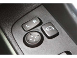 電動格納ミラー! スイッチひとつでミラーを畳めます。