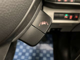 【車線逸脱抑制機能】車線の逸脱の可能性が高いとシステムが判断した場合に、ドライバーに車線逸脱防止方向へのステアリング操作を促し、車両を内側に戻すよう支援します。