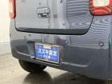 【後退時ブレーキサポート】リヤバンパーに4つの超音波センサーを内蔵し、車両後方にある障害物を検知。透明なガラスなども検知でき、コンビニの駐車場などでの衝突回避をサポートします。
