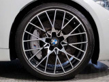 【BMWアロイホイル】軽量かつ強度に拘ったアロイホイル。走行性能ポテンシャルを引き出す設計。車の足元を引き締めてくれる大きなポイントはアロイホイルです。
