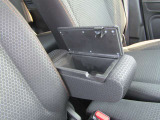 運転席にはアームレストが付いています。
