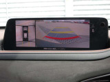 車体がシースルー(透過)して周囲の見通しを高めた設計の『360&deg;シースルービューモニター』を搭載。大きな車体でも、上空から見下ろす正確な視点で、狭い道や駐車をサポートします。