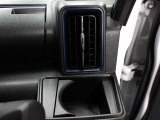 運転席のカップホルダーはエアコンの吹き出し口にありますので冷やしたり温めたりすることが出来ます☆