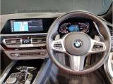 【ハンドル】ドライバーとBMW車の一体感がダイレクトに伝わるステアリングホイール。形状・太さへの拘りに加えて、操作性を高める為にスイッチ類も配置。クイックかつ安定のドライビングを体感下さい!