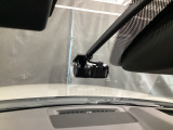 【別途SDカードの購入が必要です。また社外品は保証対象外となります。】運転中の映像・音声などを記録して、交通事故やトラブルが起きた時の正確な状況把握に役立つドライブレコーダーが装着済。