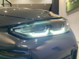 先進のテクノロジーを採用し、自然な明るさで夜道を明確に照らし出します。夜間はもちろん悪天候の日中でも優れた視認性を発揮し、安全性を高めます。