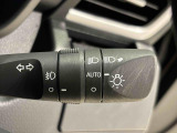 周りの明るさに応じて点灯するオートライト。ワンタッチターンシグナル機能付き方向指示器になっています。レバーはターン位置で固定されず、手を離すと元の位置に戻ります。