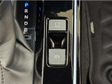 ホールド機能付き電動パーキングを装備。信号待ちや坂道発進の際にとても便利な機能です。