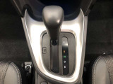 操作しやすいATシフトです。シフトチェンジを気にしなくてよいので運転だけに集中できますね。自然と手に届くところにある、手になじむ形状のシフトノブがいいですね。