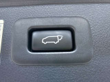 パワーバックドアです。荷物を持っていても、ボタンを押すだけで簡単に開閉ができます。