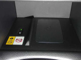 充電にコード不要の置くだけ充電ついてます!