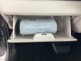 【グローボックス】助手席の前にあるグローボックスです。小物の収納に便利です。