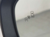 ブラインドスポットモニターで車線変更などの際、後方から来る車を知らせてくれます。