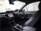 内装はシンプルに使い勝手を考え作られています。お車を運転する感覚をダイレクトに体感して頂けます。室内も広くロングドライブにも快適にお過ごしいただけます。