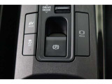 電動パーキングブレーキを搭載。スイッチ操作でパーキングブレーキを作動・解除することが可能ですので、操作の力が不要ですよ♪