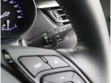 周囲の明るさをセンサーでキャッチして、ヘッドライトを自動的に点けてくれる賢い機能です!