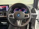 M Driveボタン クローム仕上げのディテールとコントラストステッチを施したダブルスポークデザインのマルチファンクションMスポーツレザーステアリングホイール