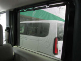 ■ロールサンシェード■乗車中の眩しさを軽減する装備を両側スライドドアに用意!使用しないときはドアパネル内部に収納可能になっています♪