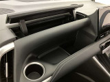 運転席と助手席の間にドリンクホルダー装備しています♪