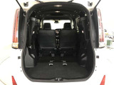 3列目シートは跳ね上げ式で折りたたみ可能です。キャンプ用品など大きな荷物もばっちり収納可能です!
