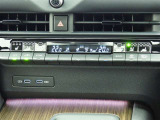 運転席・助手席・独立型オートエアコン。運転席と助手席で別々の温度設定ができ快適なドライブが楽しめます!高級グレードの証ですね!