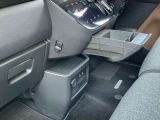 前席運転席と助手席の間には、ドリンクホルダーを兼ねた小物置きに収納ボックスとビニール袋などを掛けるフックもあって便利♪