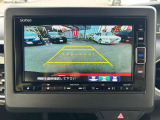 駐車時に後方が映像で確認できます。大型商業施設や立体駐車場での駐車時や、夜間のバック時に大活躍!運転スキルに関わらず、今や必須となった装備のひとつです