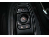 狭い場所も苦になりません。電動格納ドアミラー装備。