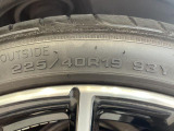 純正19インチアルミホイール。フロントは225/40R19