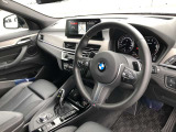 BMW 伝統のコックピットはドライバー志向で設計され、人間工学を駆使し、細部に到るまで設計されたコックピットを実現しました。