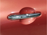 【スマートキー】車両のキーをカバンやポケットに入れたまま、お車の開閉が可能で御座います。お車の前に立ってキーを探す必要が御座いません。
