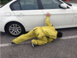 車体の下部は覗き込みながらチェックを行っています。