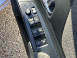 運転席扉内側部分です。【パワーウィンドウ】で窓の開け閉めもラクラクですね!