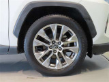 純正のアルミホイール装着車です。タイヤサイズは235/55R19です。