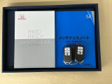 メンテナンスノート【点検整備記録簿・保証書】、取説も揃ってます。スマートキーはバッグなどにしまったままボタン操作でエンジン始動・停止やハイブリッドシステムの起動や停止ができて大変便利です