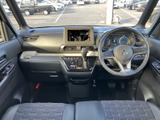 運転席まわりは前方の視界が広く、周囲を確認しながら運転しやすいレイアウトです。左右の座席はゆとりを感じる配置で、落ち着いた色合いの内装が日常使いに馴染みます。