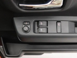 運転席側には 集中スイッチ(全ドアを操作するスイッチ) があり、運転席から乗員全員分の窓をコントロールできます。