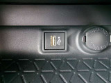 USB入力端子で電子機器などの充電や接続もスムーズに行えます。
