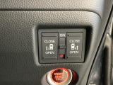 【両側パワースライドドア】です。リモコンや運転席のスイッチ操作で楽々自動開閉。