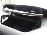 運転席アッパーボックス/小物などの収納に、お使いください。
